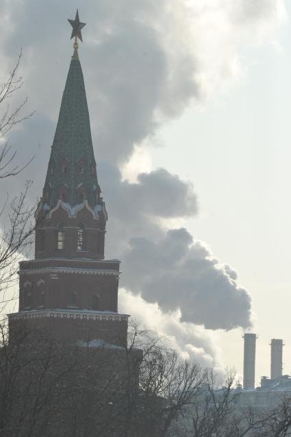 Россия. Москва. 18 февраля 2011г. Дымящие трубы, кремлевская башня.