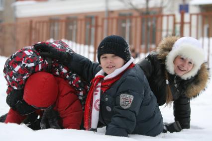 Дети школьники валяются в снегу, Москва, 25 февраля 2011 года.