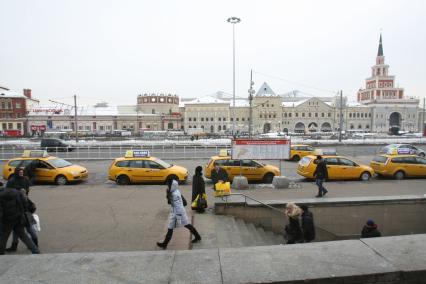 Легальное такси на площади трех вокзалов, Москва, 25 февраля 2011 года.