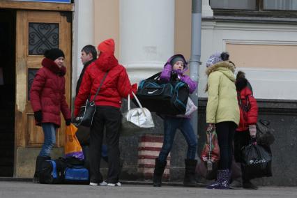 Дети с багажом у Ленинградского вокзала, Москва,  25 февраля 2011 года.