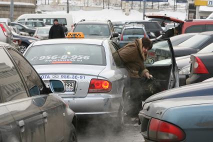 Легальное такси на площади трех вокзалов, Москва, 25 февраля 2011 года.