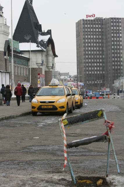 Легальное такси на площади трех вокзалов, Москва, 25 февраля 2011 года.