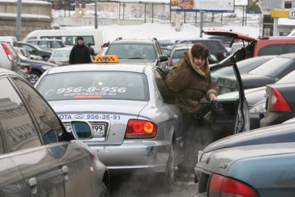 Легальное такси на площади трех вокзалов, Москва, 25 февраля 2011 года.