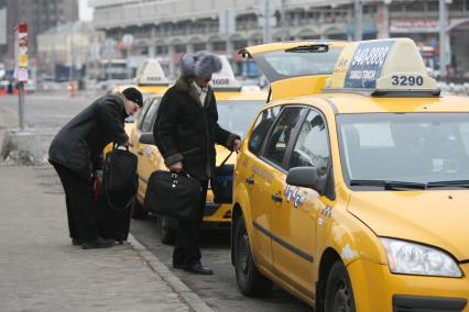 Легальное такси на площади трех вокзалов, Москва, 25 февраля 2011 года.