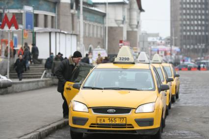 Легальное такси на площади трех вокзалов, Москва, 25 февраля 2011 года.