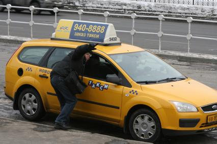 Легальное такси на площади трех вокзалов, Москва, 25 февраля 2011 года.