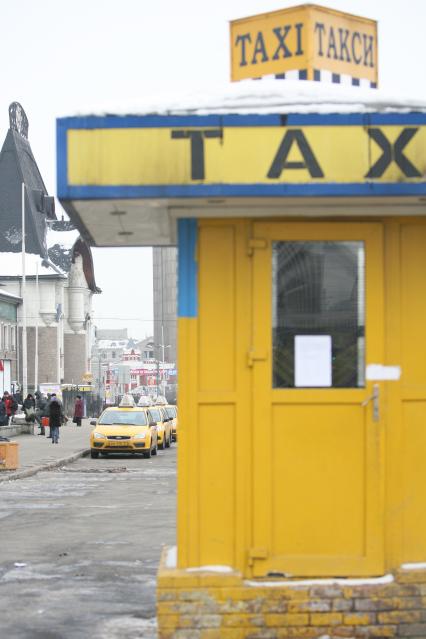 Легальное такси на площади трех вокзалов, Москва, 25 февраля 2011 года.