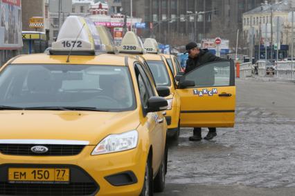 Легальное такси на площади трех вокзалов, Москва, 25 февраля 2011 года.