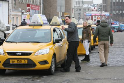 Легальное такси на площади трех вокзалов, Москва, 25 февраля 2011 года.