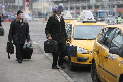 Легальное такси на площади трех вокзалов, Москва, 25 февраля 2011 года.