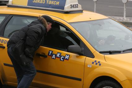 Легальное такси на площади трех вокзалов, Москва, 25 февраля 2011 года.