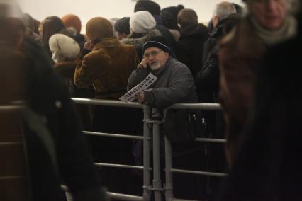 Мужчина стоит в метро с табличко \"Дипломы, аттестаты\", Москва,  25 февраля 2011 года.