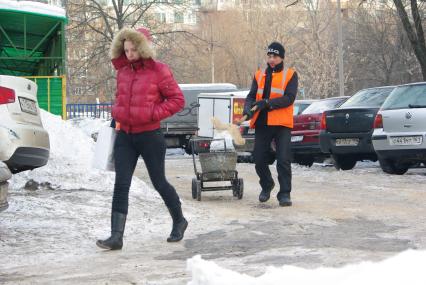 Обледеневшие дороги и дворы города посыпают реагентом и солью, Москва, 27 февраля 2011 года.