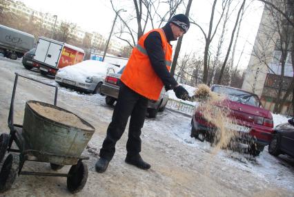 Обледеневшие дороги и дворы города посыпают реагентом и солью, Москва, 27 февраля 2011 года.