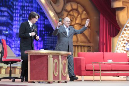 Съемки программы ДОБРЫЙ ВЕЧЕР С МАКСИМОМ 19 Февраля 2011 года. На фото: телеведущий Максим Галкин и актёр, режиссёр, сценарист, продюсер Владимир Меньшов