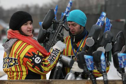 Игра в пейнтбол на военно -спортивной игре \"Вперед, мальчишки\", Москва, 26 февраля 2011 года.