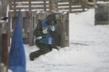 Игра в пейнтбол на военно -спортивной игре \"Вперед, мальчишки\", Москва, 26 февраля 2011 года.