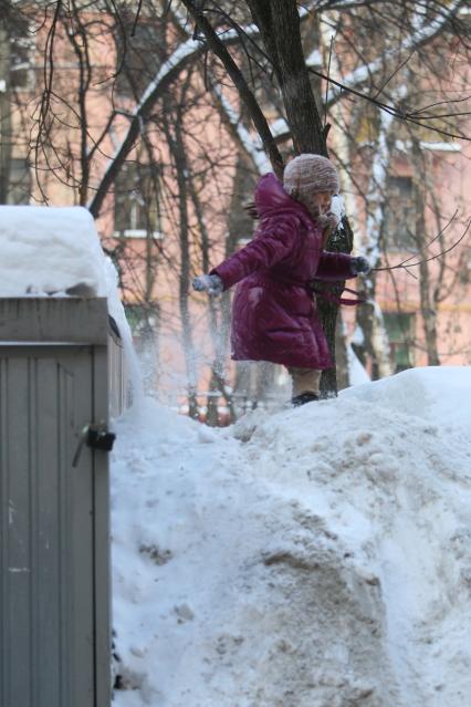 21 февраля 2011г. Гаражи занесенные снегом, дети