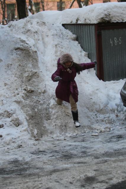 21 февраля 2011г. Гаражи занесенные снегом, дети,