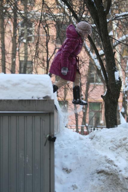 21 февраля 2011г. Гаражи занесенные снегом, дети