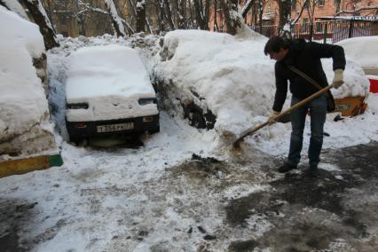 21 февраля 2011г. Машины занесенные снегом, машина в снегу, чистка снега.