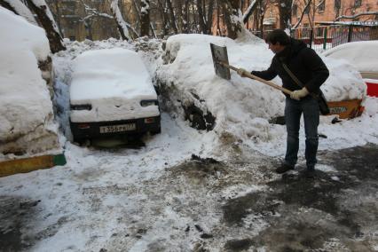 21 февраля 2011г. Машины занесенные снегом, машина в снегу, чистка снега.