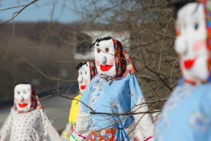 28.02.2011 Самара, Россия. Продажа кукол - Маслениц на трассе.