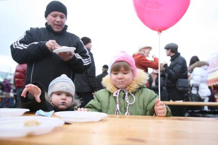 Масленица на Васильевском спуске, Москва, 5 марта 2011 года. блины