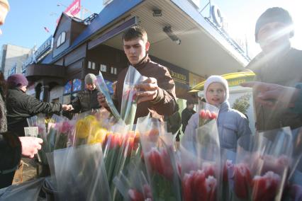 Мужчины скупаюту метро  цветы на 8 марта, Москва, 6 марта 2011 года