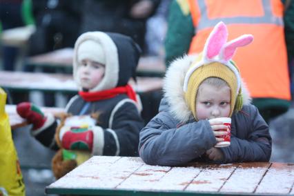 Масленица на Васильевском спуске, Москва, 5 марта 2011 года.