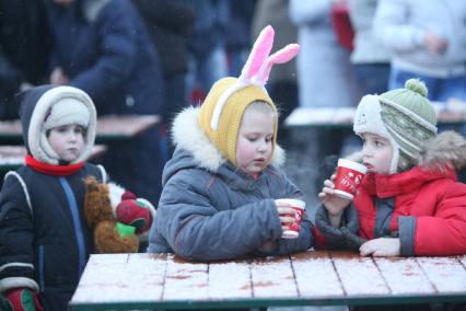 Масленица на Васильевском спуске, Москва, 5 марта 2011 года.