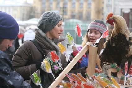 Масленица на Васильевском спуске, Москва, 5 марта 2011 года.