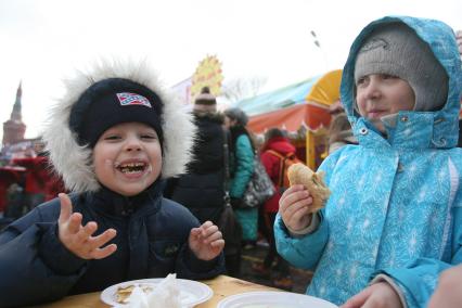 Масленица на Васильевском спуске, Москва, 5 марта 2011 года. блины