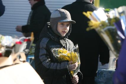 Мужчины скупаюту метро  цветы на 8 марта, Москва, 6 марта 2011 года