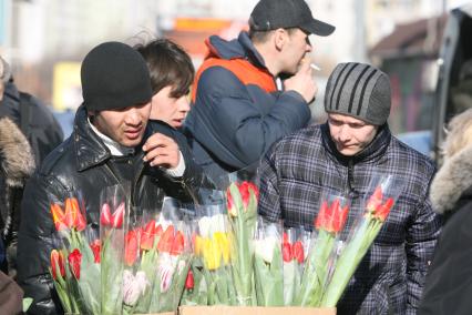 Мужчины скупаюту метро  цветы на 8 марта, Москва, 6 марта 2011 года