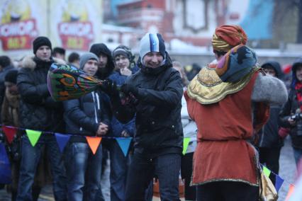 Масленица на Васильевском спуске, Москва, 5 марта 2011 года. бой подушками