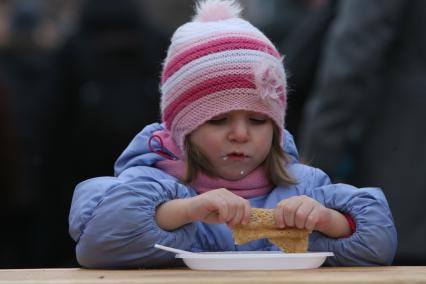 Масленица на Васильевском спуске, Москва, 5 марта 2011 года. блины