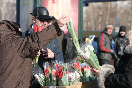 Мужчины скупаюту метро  цветы на 8 марта, Москва, 6 марта 2011 года