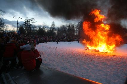 Масленица в Сокольниках, сжигают чучелов масленицы, Моска, 6 марта 2011 года.