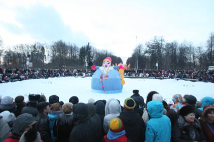 Масленица в Сокольниках, сжигают чучелов масленицы, Моска, 6 марта 2011 года.