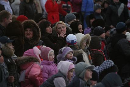 Одна девушка дает другой сигарету, Москва, Сокольники, 6 марта 2011 года.