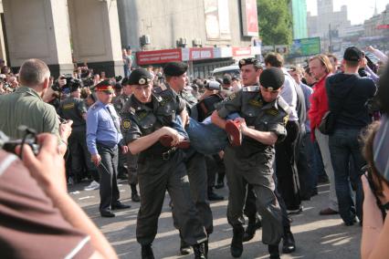 31 мая 2010 года. Триумфальная площадь. Марш несогласных. Несанкционированный митинг оппозиции в поддержку 31-й статьи Конституции РФ (свобода собраний и митингов). На снимке: сотрудники милиции задерживают участников мероприятия.