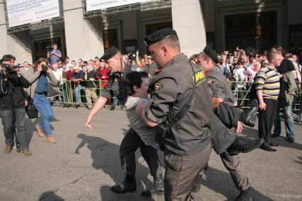 31 мая 2010 года. Триумфальная площадь. Марш несогласных. Несанкционированный митинг оппозиции в поддержку 31-й статьи Конституции РФ (свобода собраний и митингов). На снимке: сотрудники милиции задерживают участников мероприятия.