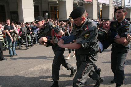 31 мая 2010 года. Триумфальная площадь. Марш несогласных. Несанкционированный митинг оппозиции в поддержку 31-й статьи Конституции РФ (свобода собраний и митингов). На снимке: сотрудники милиции задерживают участников мероприятия.