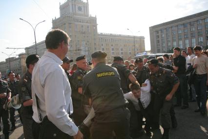 31 мая 2010 года. Триумфальная площадь. Марш несогласных. Несанкционированный митинг оппозиции в поддержку 31-й статьи Конституции РФ (свобода собраний и митингов). На снимке: сотрудники милиции задерживают участников мероприятия.