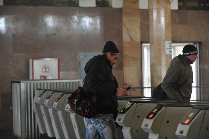 Россия. Москва. 4 марта 2011. Турникеты в метро. Проезд, зайцы. Общественный транспорт, пассажиры метро.