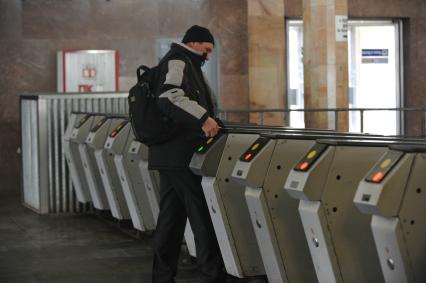 Россия. Москва. 4 марта 2011. Турникеты в метро. Проезд, зайцы. Общественный транспорт, пассажиры метро.