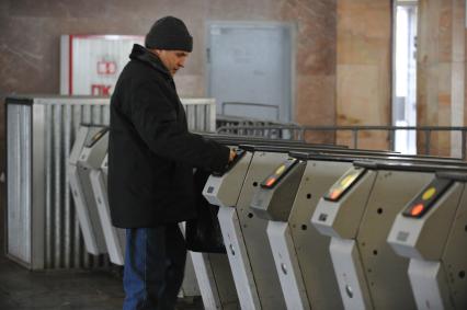 Россия. Москва. 4 марта 2011. Турникеты в метро. Проезд, зайцы. Общественный транспорт. пассажиры метро