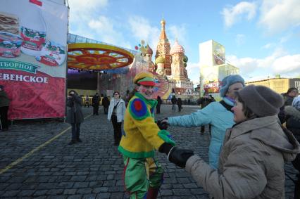 Празнование масленицы в масленичном городке на Васильевском спуске Москва 4 марта 2011 года