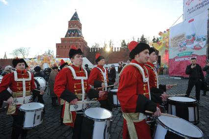 Празнование масленицы в масленичном городке на Васильевском спуске Москва 4 марта 2011 года